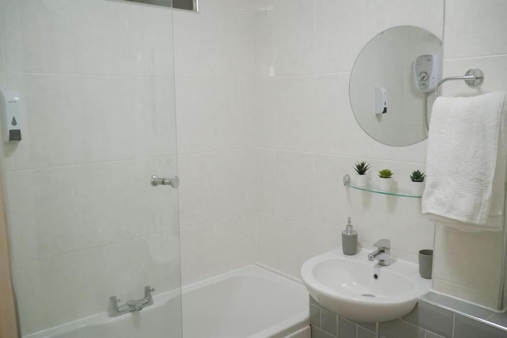 Modern 2 Bed Apartment Near City Centre Chelmsford Dış mekan fotoğraf